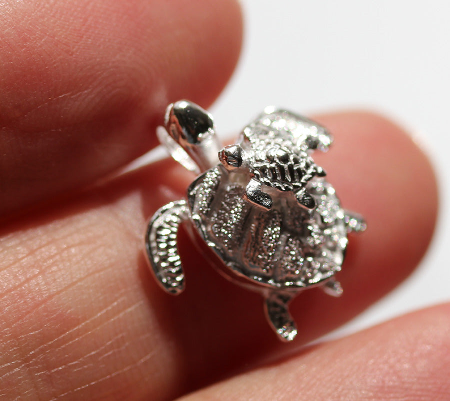 Silver pendant<br> Mother & baby turtle